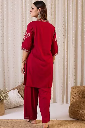 Women Geometric Embroidered Kurta with Trousers