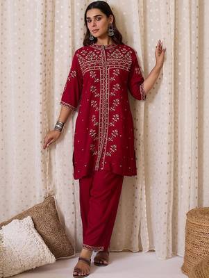 Women Geometric Embroidered Kurta with Trousers 5
