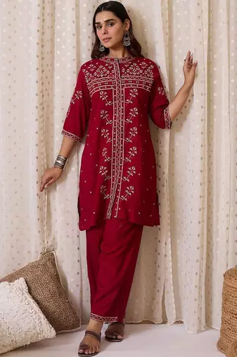 Women Geometric Embroidered Kurta with Trousers