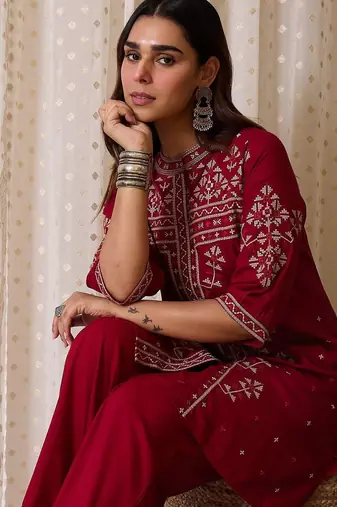 Women Geometric Embroidered Kurta with Trousers