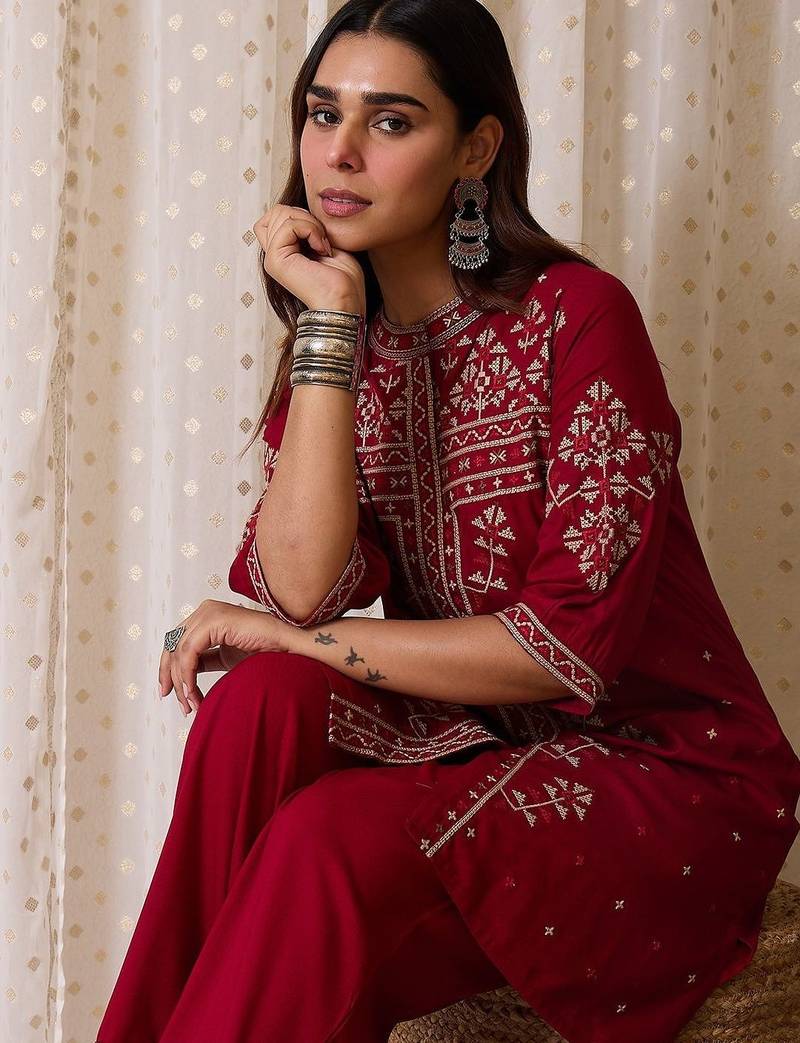 Women Geometric Embroidered Kurta with Trousers