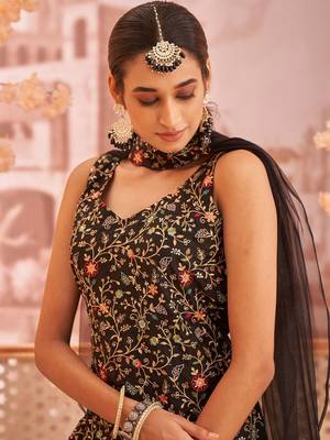Women Floral Embroidered Regular Thread Work Kurta with Sharara & With Dupatta 6