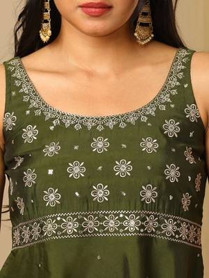 Green Embroidered Sleeveless Kurta set 2