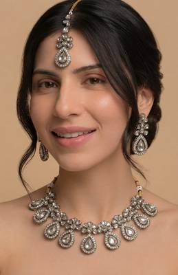 Silver-tone teardrop polki choker set with maang tikka 4