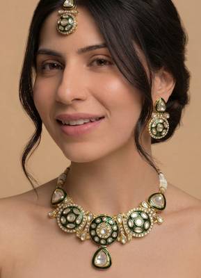 Emerald enamel polki choker set with maang tikka 1