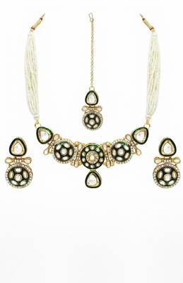 Emerald enamel polki choker set with maang tikka 2