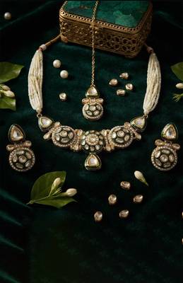Emerald enamel polki choker set with maang tikka 3