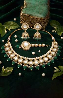 Emerald teardrop polki choker set with maang tikka 3