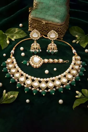 Emerald teardrop polki choker set with maang tikka