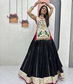 Women’s Chaniya Choli For Navratri – Motedo Gamathi & Real Mirror Work With 6 Meter Pure Cotton Lehenga