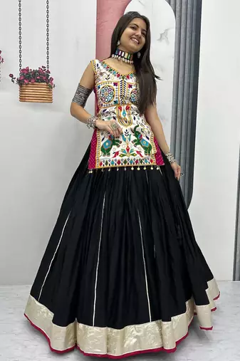 Women’s Chaniya Choli For Navratri – Motedo Gamathi & Real Mirror Work With 6 Meter Pure Cotton Lehenga