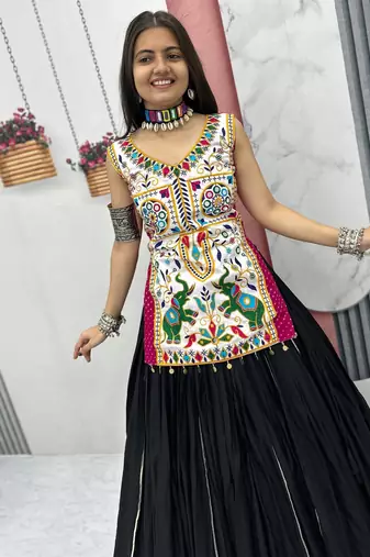 Women’s Chaniya Choli For Navratri – Motedo Gamathi & Real Mirror Work With 6 Meter Pure Cotton Lehenga