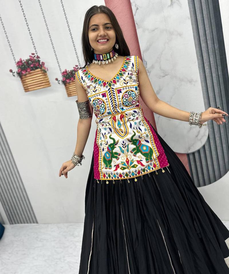 Women’s Chaniya Choli For Navratri – Motedo Gamathi & Real Mirror Work With 6 Meter Pure Cotton Lehenga