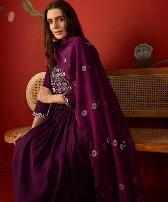 Wine cotton embroidered kurta set 2