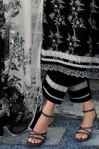 Women Floral Embroidered Regular Thread Work Pure Cotton Kurta Set
