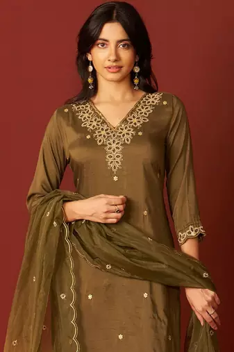 Women Floral Embroidered Kurta with Trousers & Dupatta