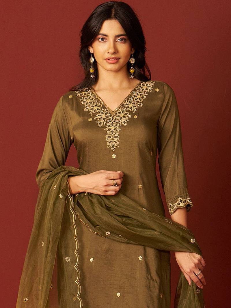 Women Floral Embroidered Kurta with Trousers & Dupatta