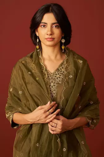 Women Floral Embroidered Kurta with Trousers & Dupatta