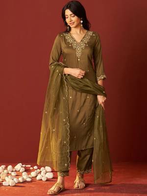 Women Floral Embroidered Kurta with Trousers & Dupatta 1
