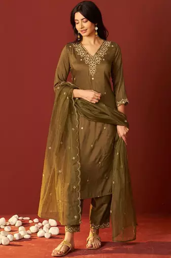 Women Floral Embroidered Kurta with Trousers & Dupatta