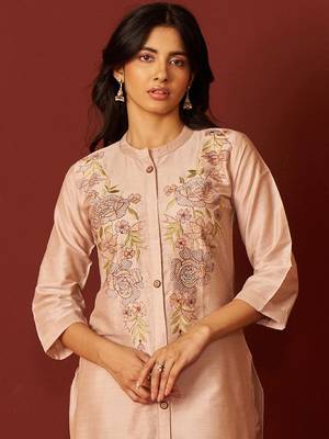 Women Floral Embroidered Cotton Kurta with Trousers 2