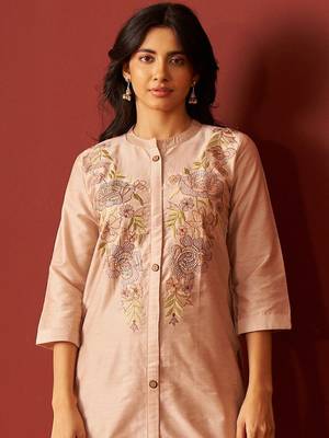 Women Floral Embroidered Cotton Kurta with Trousers 3