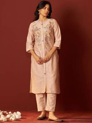 Women Floral Embroidered Cotton Kurta with Trousers 4