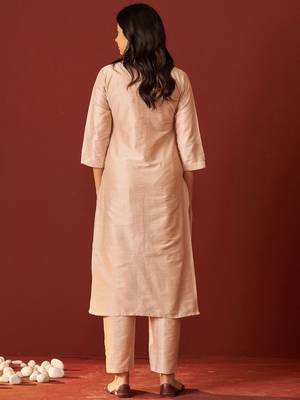 Women Floral Embroidered Cotton Kurta with Trousers 5