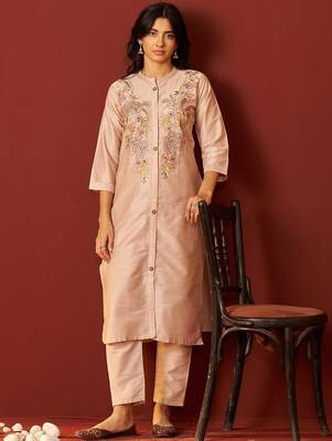 Women Floral Embroidered Cotton Kurta with Trousers 6