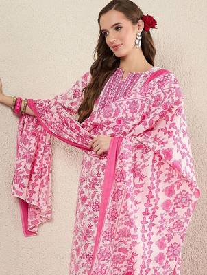 Women Floral Printed Kurta with Trousers & Dupatta 2