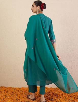 Floral Embroidered Thread Work Pure Cotton Kurta with Trousers & Dupatta 5