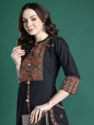 Ethnic Motifs Printed Pure Cotton Kurta with Trousers 2