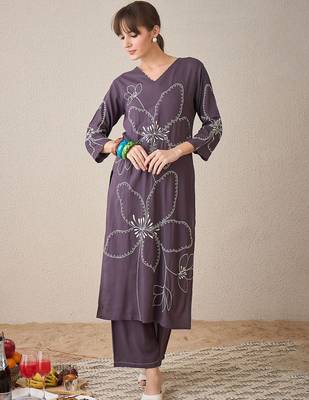 Women Floral Embroidered Regular Thread Work Kurta with Palazzos 3