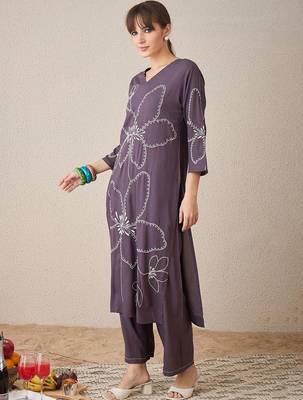 Women Floral Embroidered Regular Thread Work Kurta with Palazzos 1