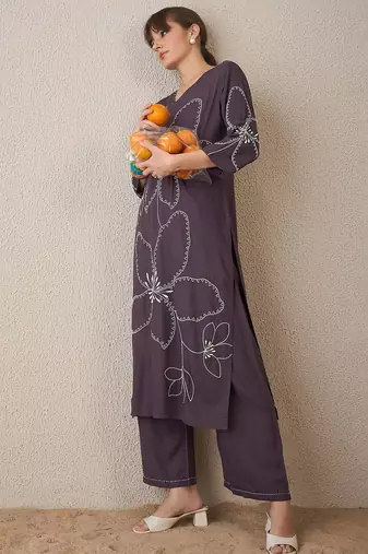 Women Floral Embroidered Regular Thread Work Kurta with Palazzos
