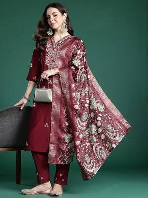 Women Floral Embroidered Thread Work Kurta With Trousers & Dupatta 1