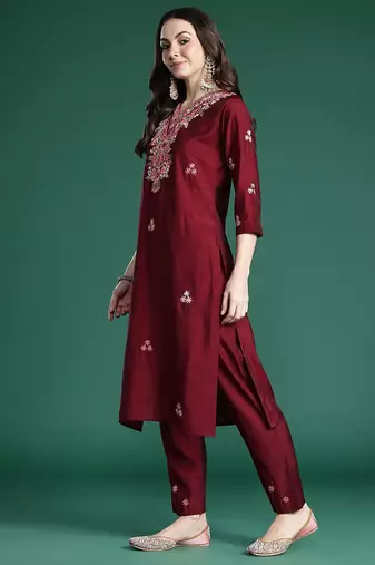 Women Floral Embroidered Thread Work Kurta With Trousers & Dupatta