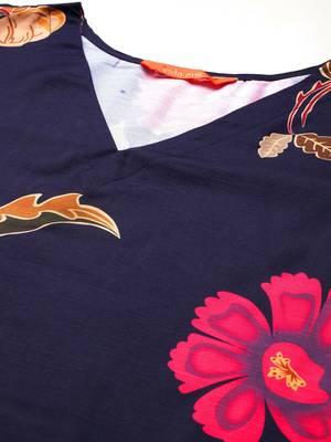 Women Floral Printed Kurta with Trousers 2