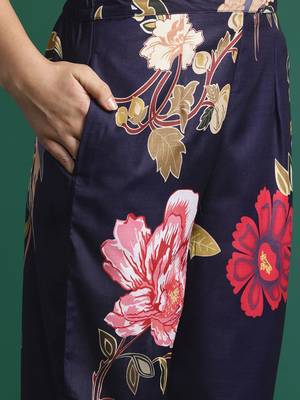 Women Floral Printed Kurta with Trousers 3