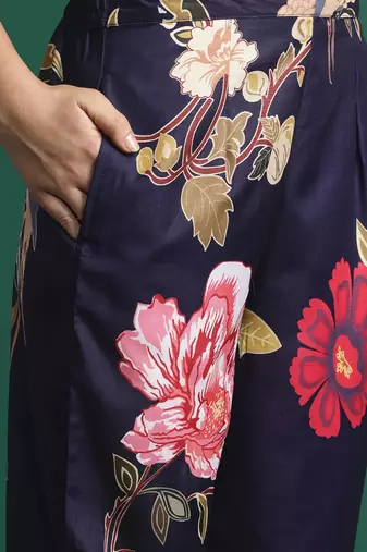 Women Floral Printed Kurta with Trousers