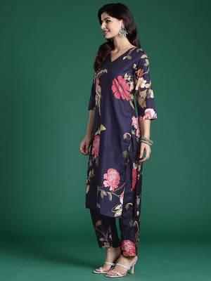 Women Floral Printed Kurta with Trousers 4