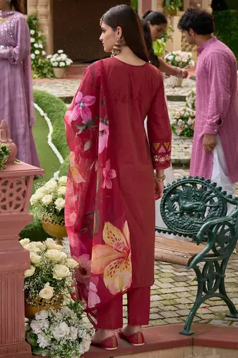 Women Floral Embroidered Regular Thread Work Kurta with Trousers & With Dupatta