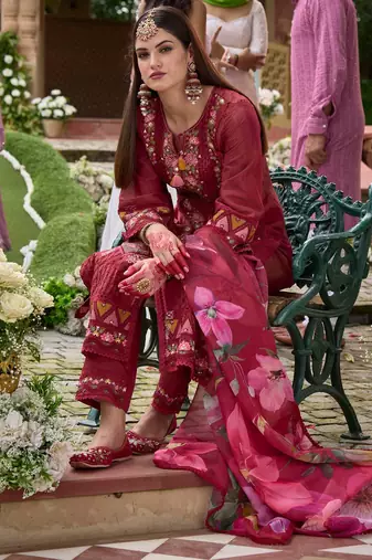Women Floral Embroidered Regular Thread Work Kurta with Trousers & With Dupatta