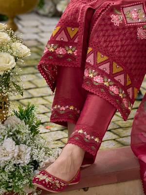 Women Floral Embroidered Regular Thread Work Kurta with Trousers & With Dupatta 6