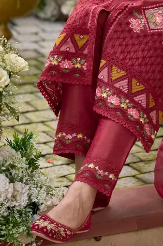 Women Floral Embroidered Regular Thread Work Kurta with Trousers & With Dupatta