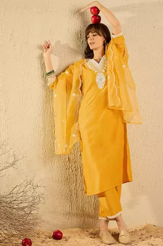 Women Embroidered Regular Thread Work Kurta with Trousers & With Dupatta