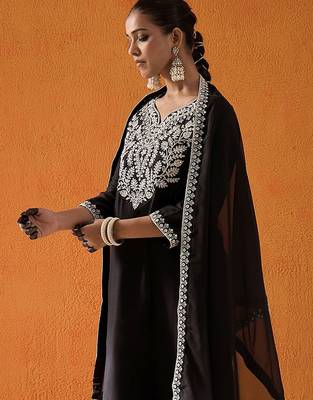 Floral Embroidered Thread Work Straight Kurta With Trousers & Dupatta 1