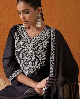 Floral Embroidered Thread Work Straight Kurta With Trousers & Dupatta 3