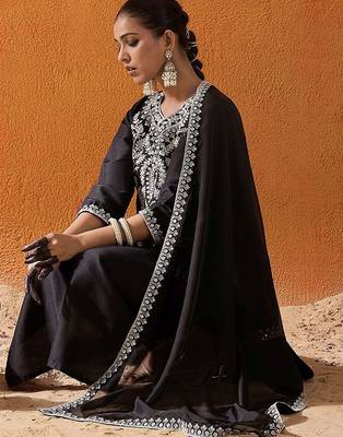 Floral Embroidered Thread Work Straight Kurta With Trousers & Dupatta 7