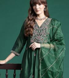 Floral Embroidered Zari Pleated Liva Kurta With Trousers & Dupatta